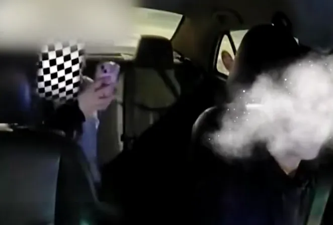 影/女乘客深夜搭車為自保　竟拿手機開直播對著司機「實時監控」