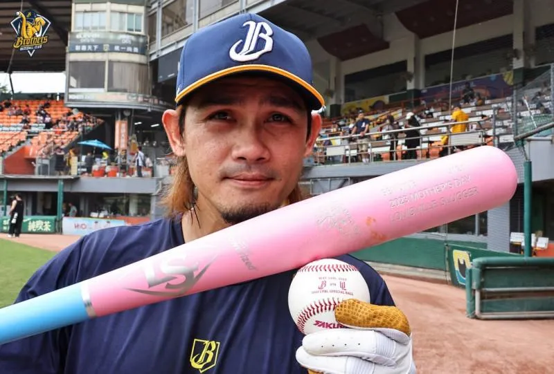 母親節必用粉紅球棒！張志豪：簽名獻給媽媽老婆「多到不知要放哪」