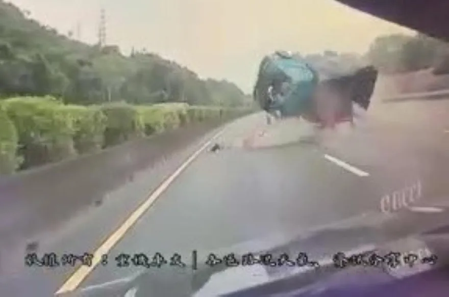 影/直擊！「翻滾吧小貨車」國道追撞飛騰3圈　在他眼前停住