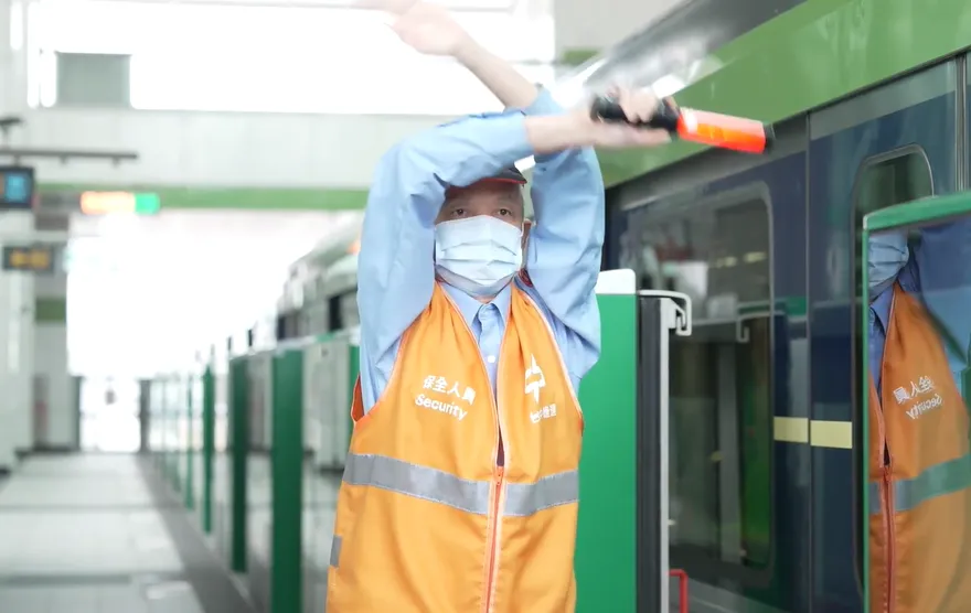 影/上緊發條！中捷阻危3項SOP應變措施　伸腳擋月台門「車不開」