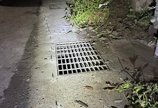 劣！基隆路邊「整排鋼釘磨尖立地」　「施工者」身分遭警鎖定