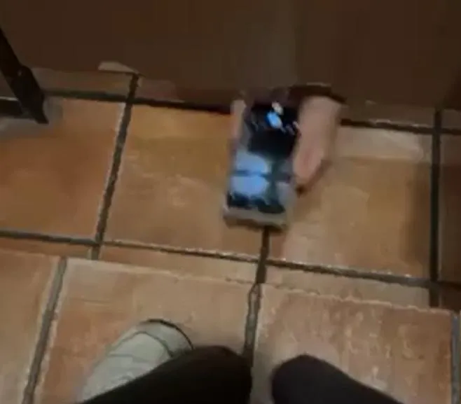 影/如廁門縫伸出IPhone錄影！她揪出小三女…她哭喊是姊姊叫我拍的