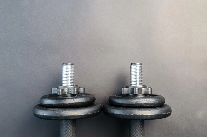 買便當起口角！他竟持啞鈴砸死7旬老父　犯後還淡定打電話「通知」媽媽