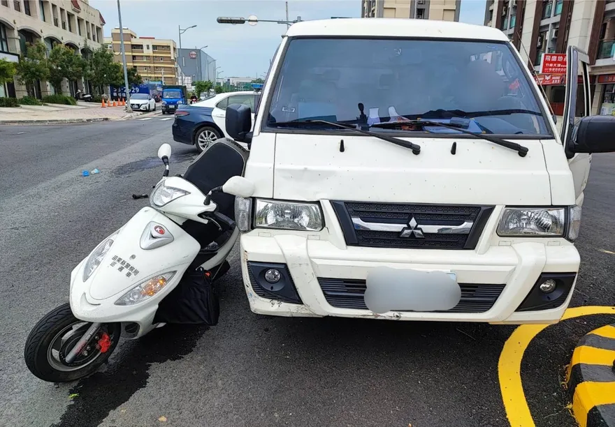 影/驚悚瞬間曝！波麗士騎車闖紅燈遭廂型車撞飛　警方揭原因