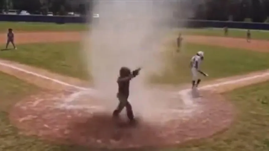 影/本壘驚現塵捲風！主審一個箭步「救走小球員」　網：外星人來了