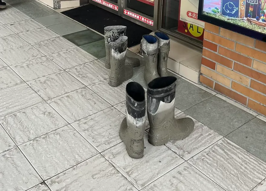 做工的人真實版！撞見工人穿襪子進超商買午餐　見「店外3雙鞋」秒懂狂讚