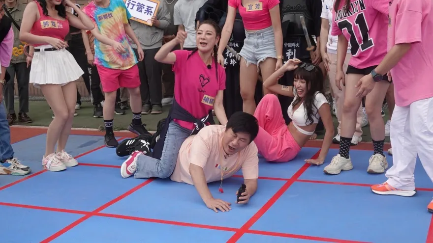 胡瓜慘被楊繡惠當馬騎！外景躺地遭6人「群壓」趁機報復