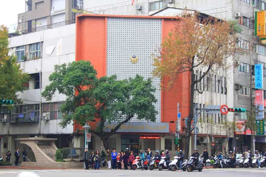 闖派出所遭制止！對警摑掌怒嗆「你是在哭X」　莽男遭判5月