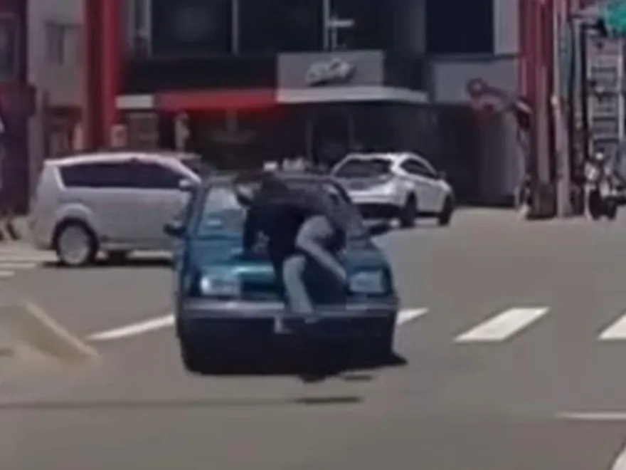 影/帥哥過馬路遭撞！滾兩圈落地　他站起「花輪撥髮」拂袖淡定離去