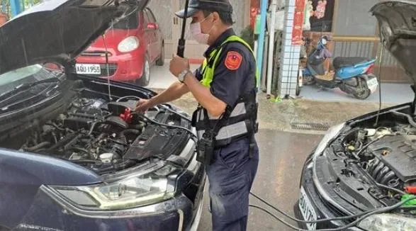 比丘尼大雨中車拋錨　屏東警冒雨接電助脫困