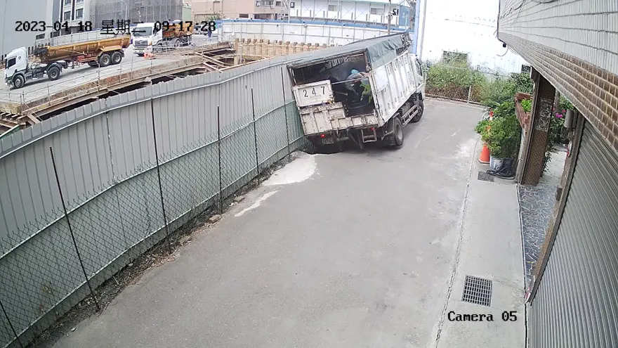 影/嚇人！台中工地旁路面突塌陷　環保車當場落入天坑