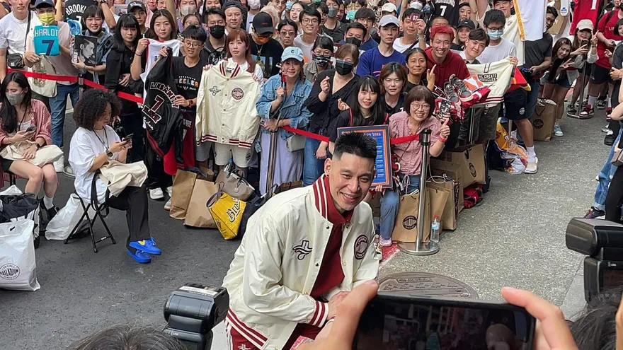 林書豪現身西門町！狂粉「凌晨2點排隊砸5萬」　破百球迷頂烈日力挺