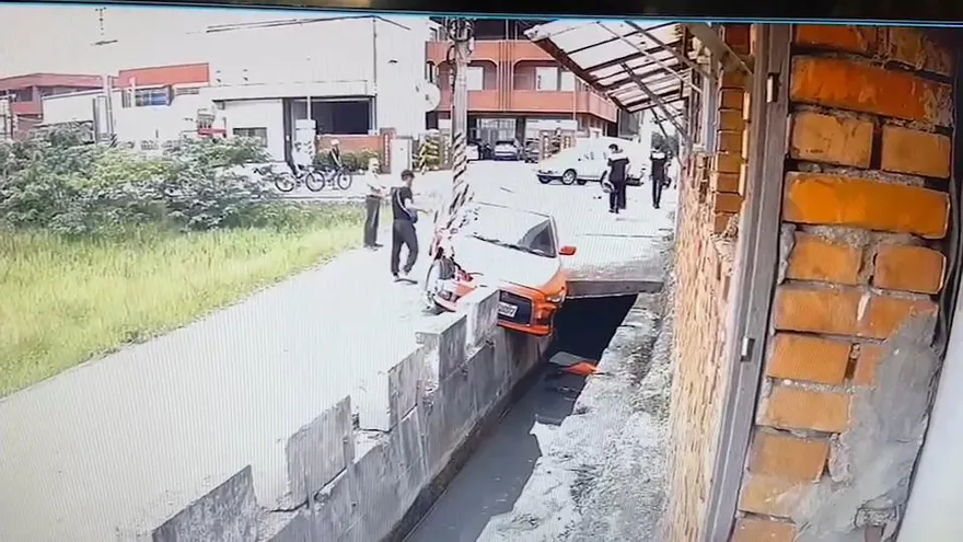 影/彰化酒駕男連撞5汽機車！肇逃撞斷水泥護欄…人車險墜排水溝