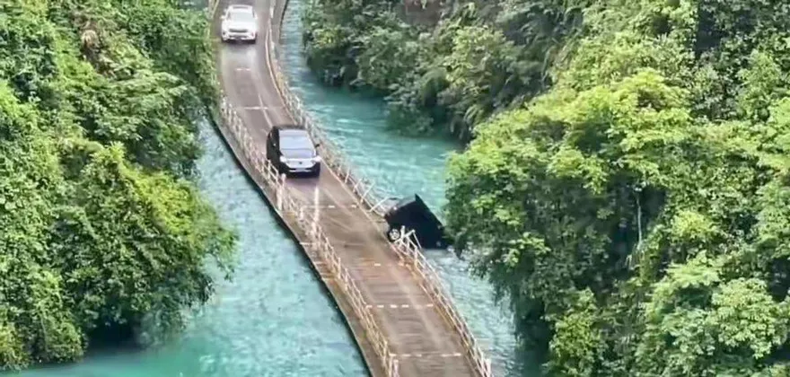 影/嗨駛網紅浮橋…下秒「直衝墜河」　9人座遊覽車沉沒致5死3傷