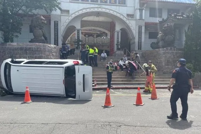 靈泉禪寺接駁車翻覆釀3傷！煞車失靈駕駛撞階梯救命　瑞芳區長挽袖救援