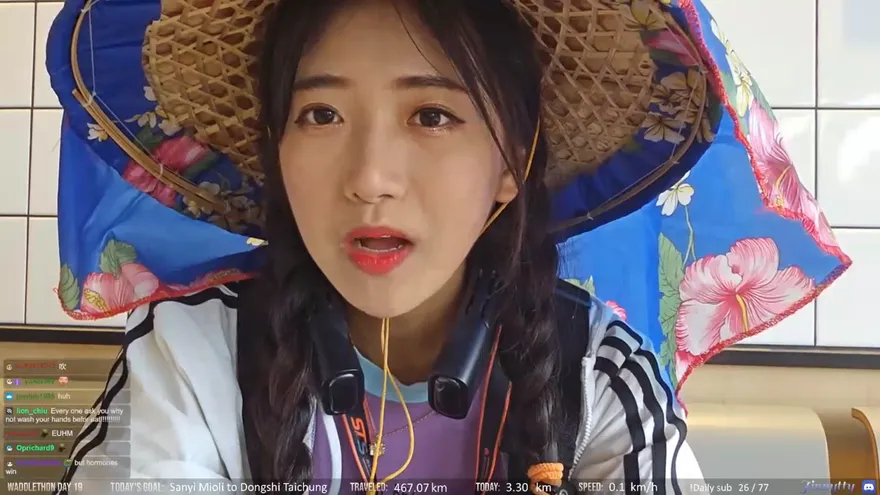 影/狠角色！企鵝妹為15萬剃光眉毛　父母氣炸：妳瘋了嗎？