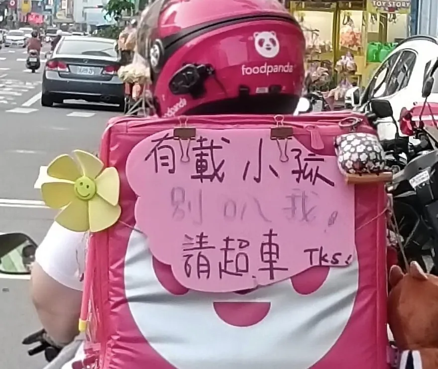 媽媽真偉大！背嬰上工跑外送「後車箱掛牌」：別叭我　萬人圍觀見洋蔥
