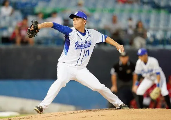 影/主審等太久喊暫停...陳仕朋投一半急煞車　網虧：綜藝摔