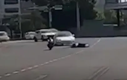 快訊/南臺科大外驚傳車禍！他自撞噴飛掉地　機車卻自駕前衝…對向騎士遭撞摔車