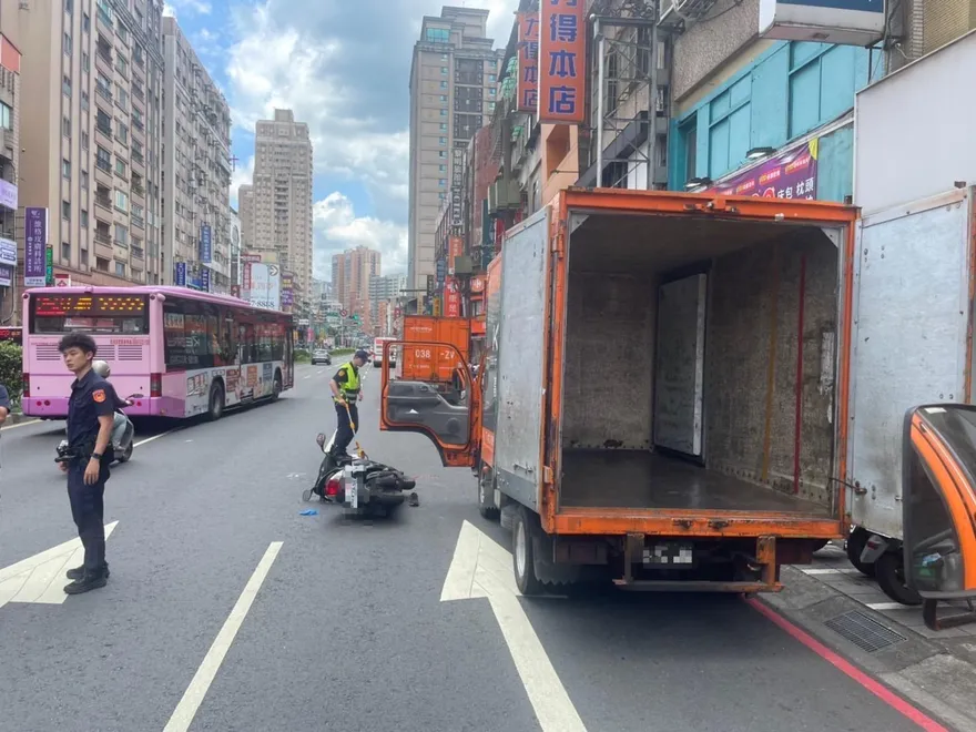 快訊/違停路邊下秒遇死劫！物流司機下車「碰一聲挨撞」…頭冒血搶救不治