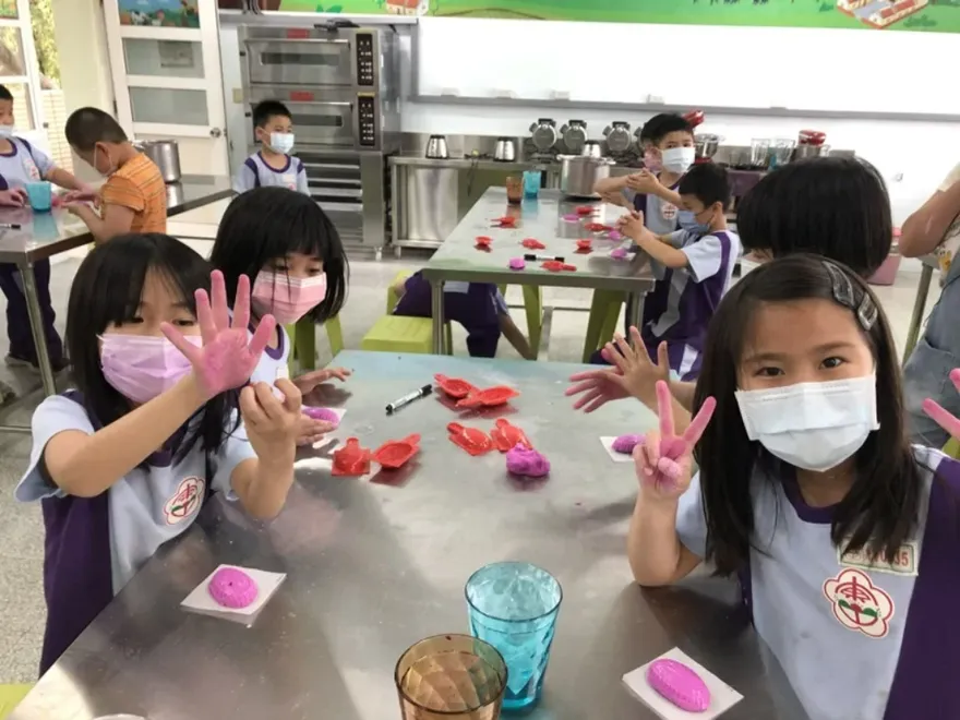 傳統習俗融入校園午餐　農糧署攜清明節紅龜粿、原民料理走入校園