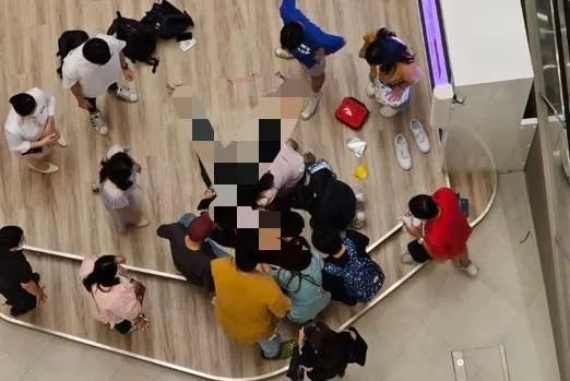 快訊/台中三井LaLaport驚傳墜樓！男子4樓手扶梯摔落1樓　命危送醫搶救