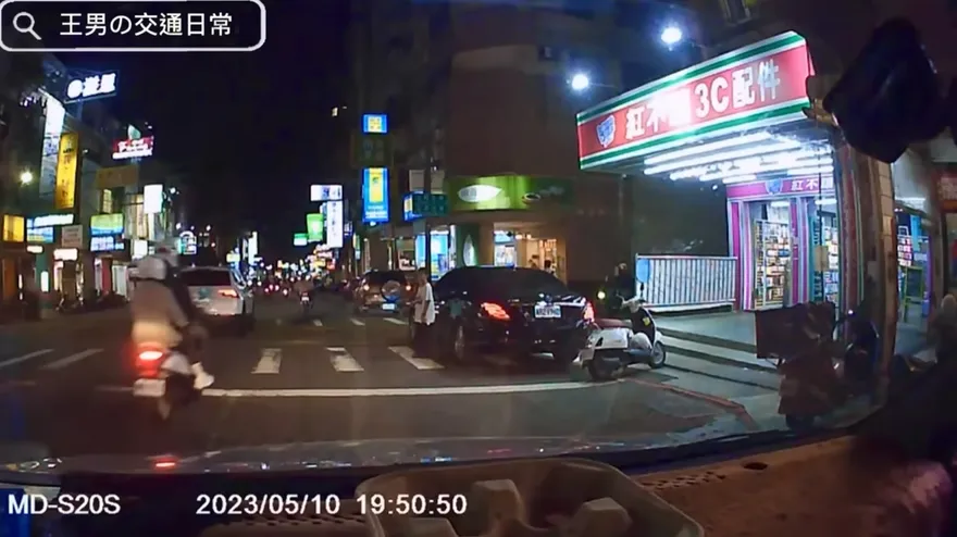 等52秒45輛車！女童走斑馬線沒人讓、還被叭　驚險畫面曝