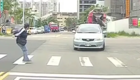 影/移動式神主牌台中出沒！這駕駛「不禮讓行人又逆向」衝上人行道罰單金額曝