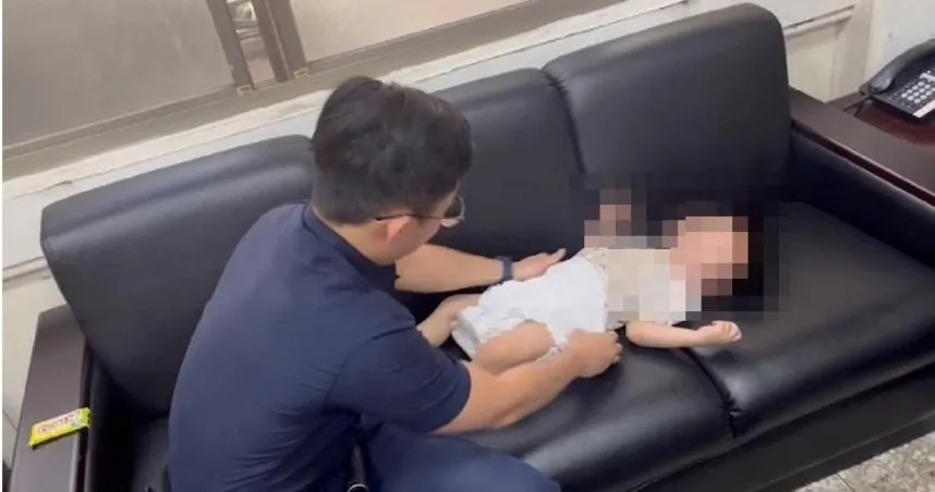 光屁股小童是誰家的！警沿途廣播尋粗心家長　買尿布充當奶爸幫換