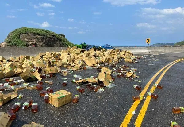快訊/台2線濱海公路78K「聯結車自撞」！綠茶散落一地　剩單線通行