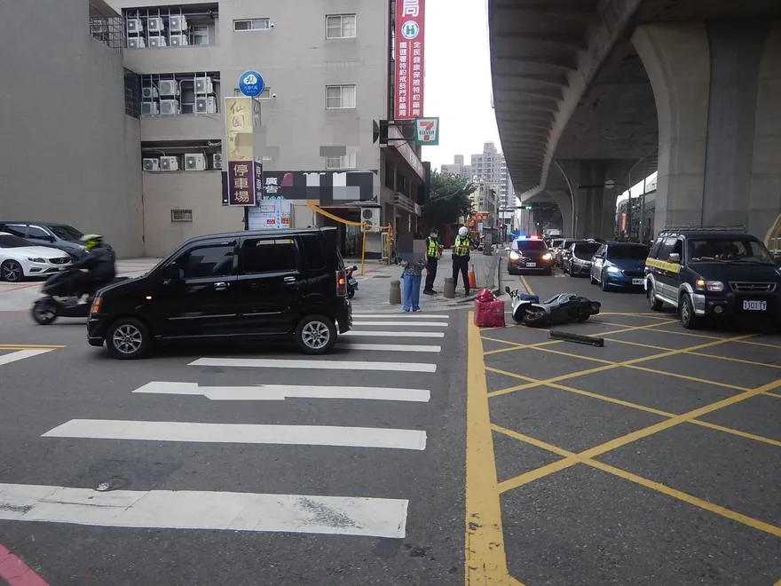 影/先嗆先贏？她開車內線道直接右轉　害熊貓撞上倒地竟下車罵：「沒看到我打方向燈？」