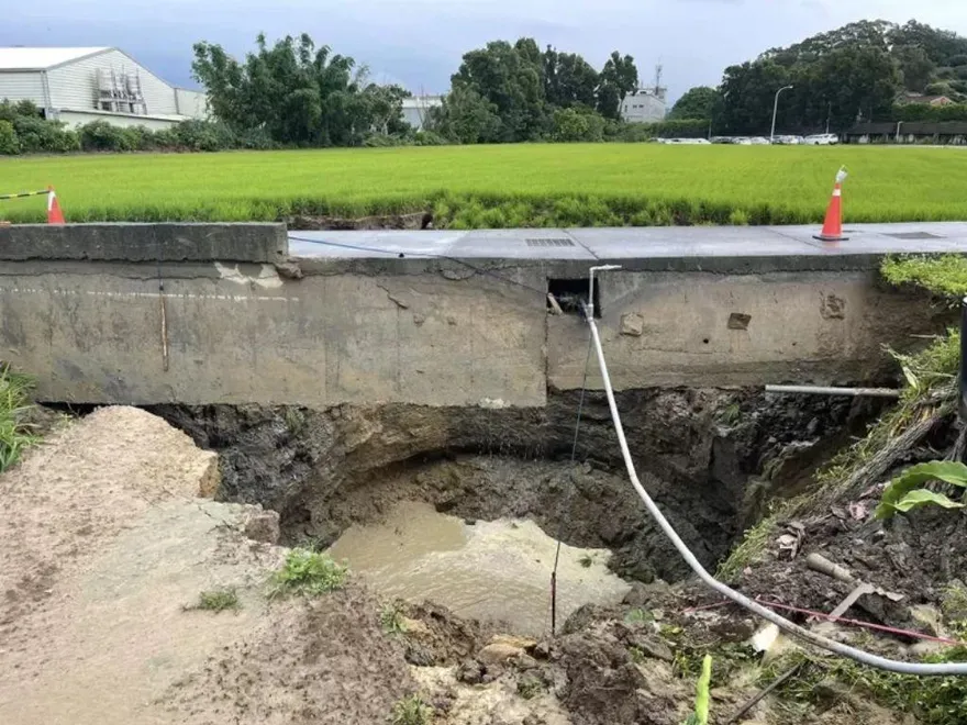 快訊/苗栗竹南「驚見天坑」　網：通往地心的入口