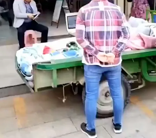 影/規定死板？七旬老婦忘記帳戶密碼　家人直接將病床推到銀行門口辦手續