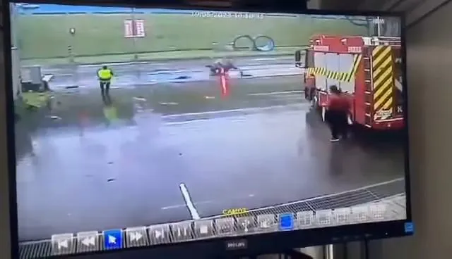 影/救護車擔架被狂風吹上街！救護員來不及追回…害騎士撞上慘摔
