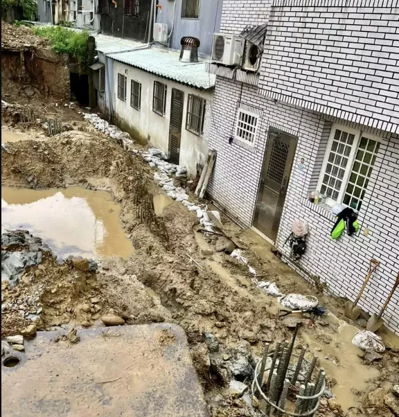暴雨炸新竹！社宅工地又惹禍　黃泥水衝進民宅淹70公分