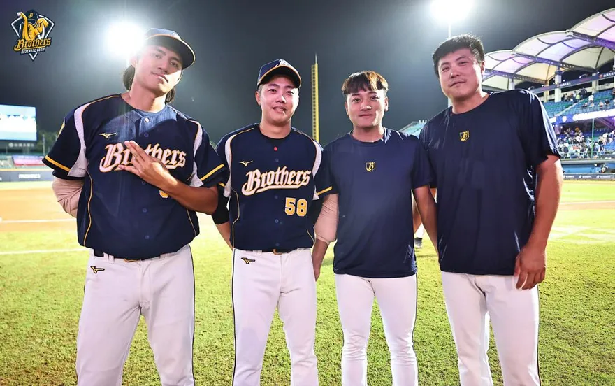 影/兄弟4本土夠爭氣　聯手投出「無安打」寫紀錄！最後比賽球送王建民留念