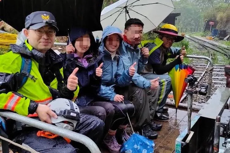 大雨滂沱還是要登山！20人卡阿里山眠月線遇水瀑　體力不支趕緊叫支援