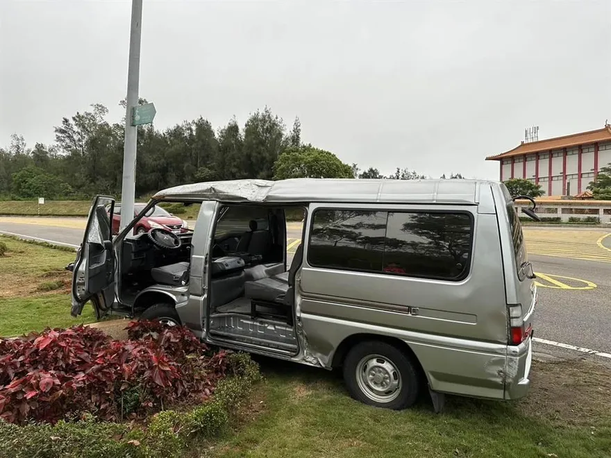 影/驚險畫面曝光！金門男駕車自撞路緣石　車身360度騰空翻轉釀右手脫臼