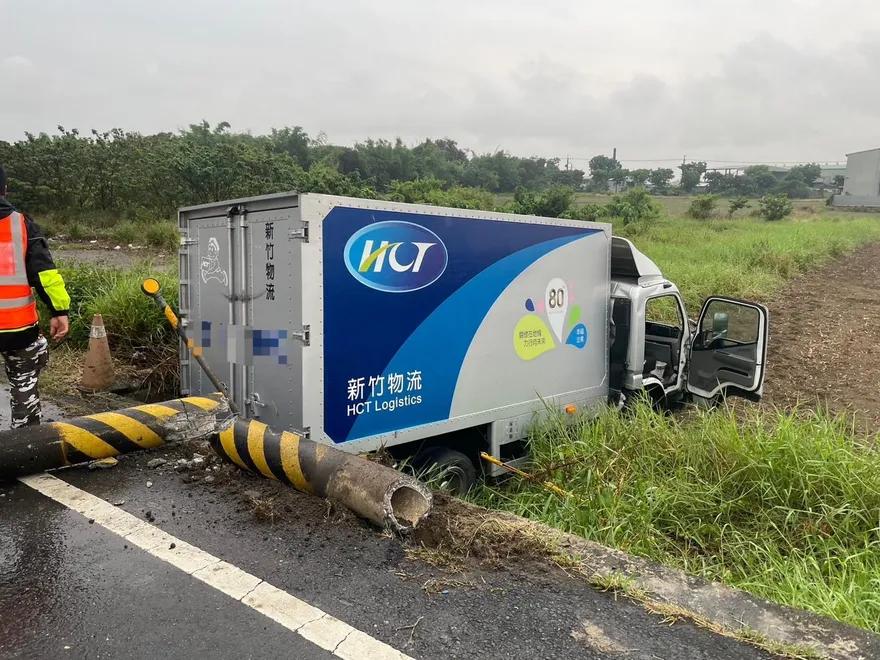 影/驚悚！貨車打滑撞斷電線桿　害騎士遭電線絆倒噴飛20m