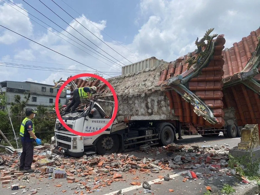 快訊/聯結車衝撞社區牌樓釀1死1傷！副駕身首分離氣絕　超誇張畫面曝光