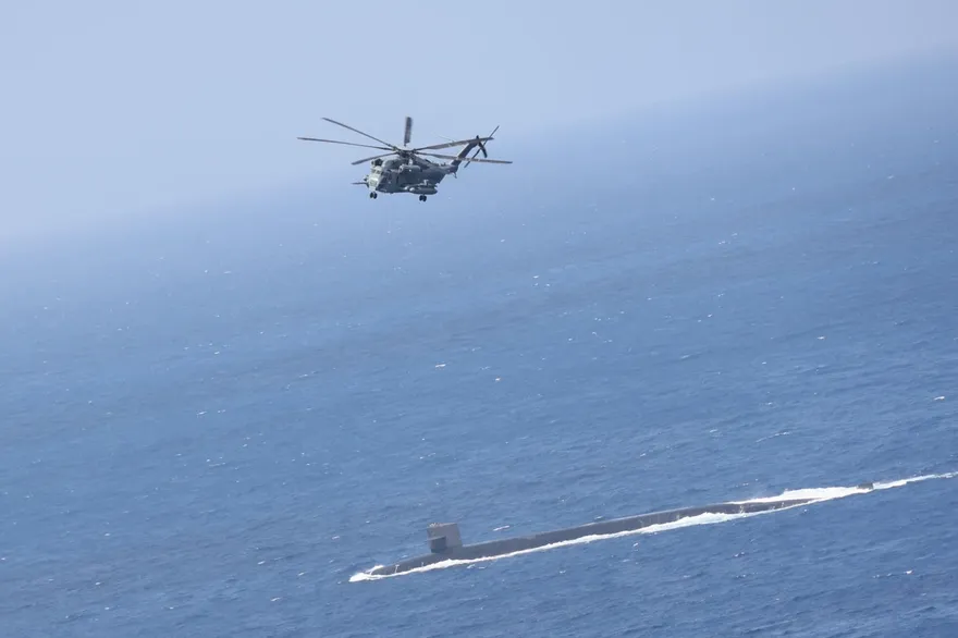 美軍公佈核動力潛艇「緬因號」航行菲律賓海畫面　向北韓展示擴張遏制力道