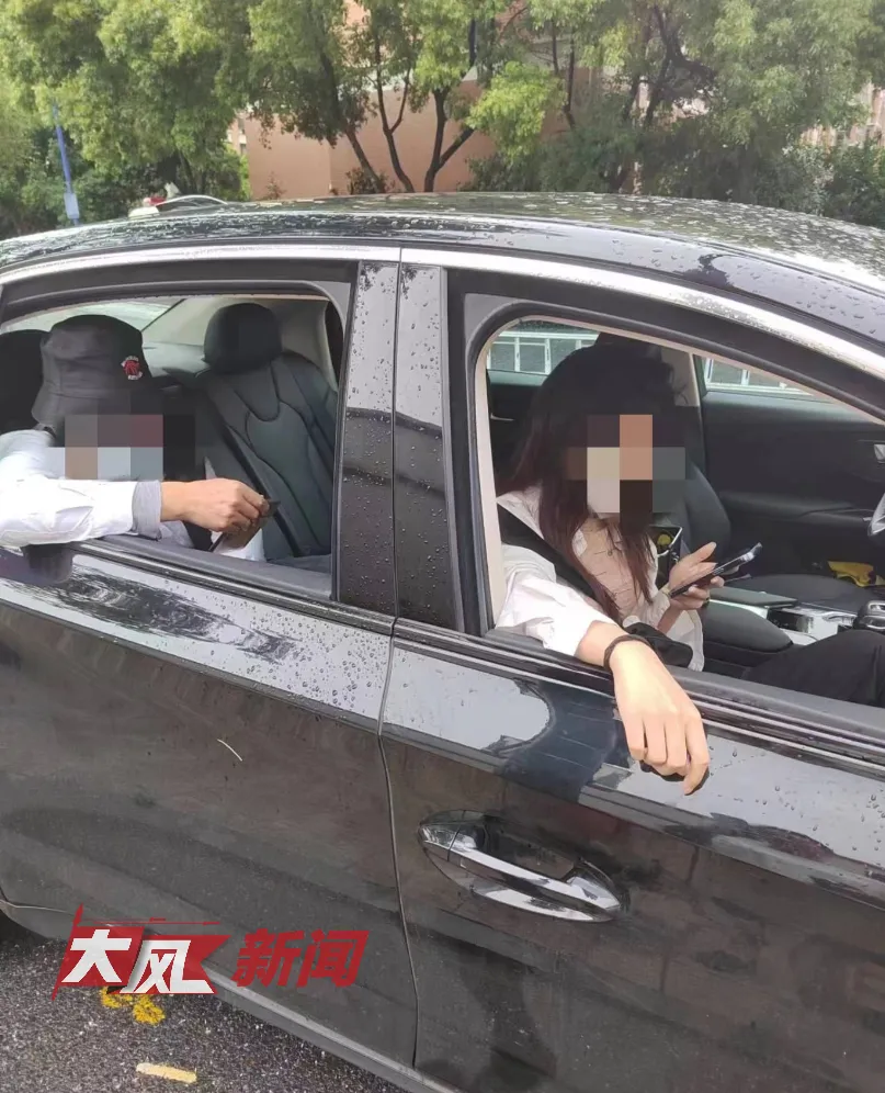 影/「賴」在車上近30小時！只因小黃司機拒違停　2乘客下場曝…被拘留7天