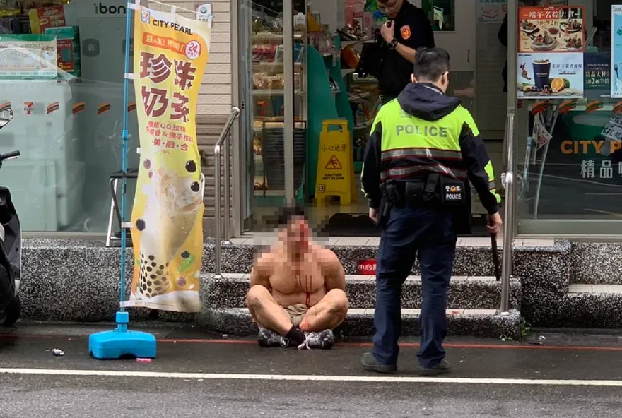 影/這是超級賽亞人？肌肉男大鬧便利商店　連警察也挨扁