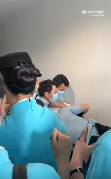 影/廈航傳色機師「潛入女廁偷拍」空姐　當場被抓包下場慘了