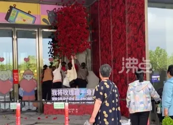 影/玫瑰花也不放過？大媽哄搶商場520情人節裝飾　網傻眼：跟土匪沒兩樣