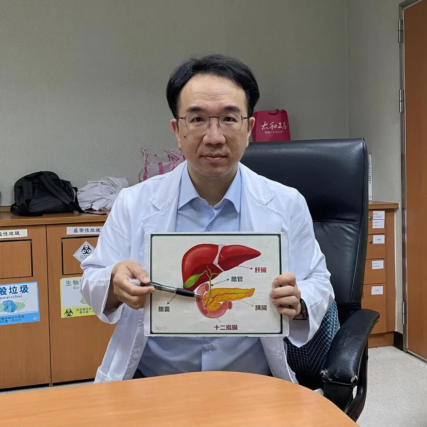 她胃痛全身超癢！皮膚變黃「尿出烏龍茶」醫一看：狡猾罹「癌王」