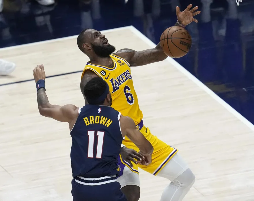 真的老了嗎？全力詹戰到沒力　詹皇季後賽末節數據「慘不忍睹」