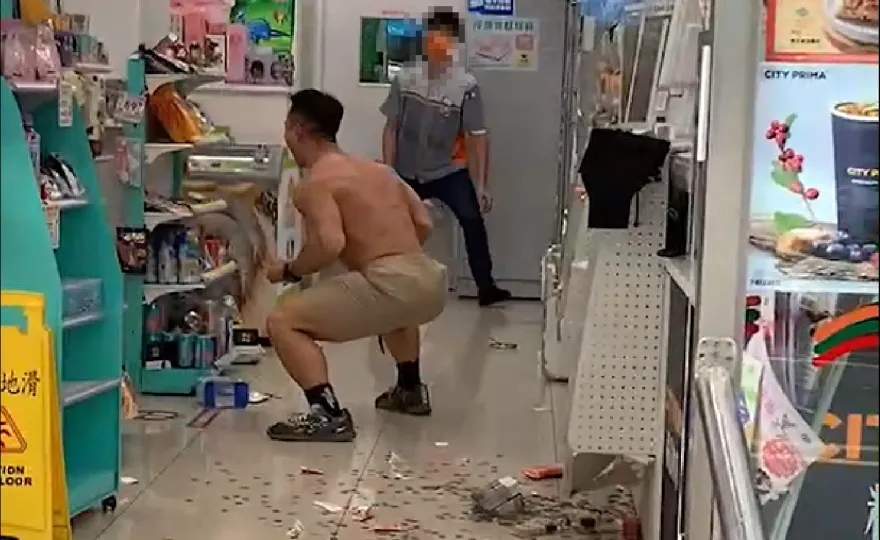 快訊/「超商浩克」結婚了！　新娘確定是「她」…貼出已婚證明