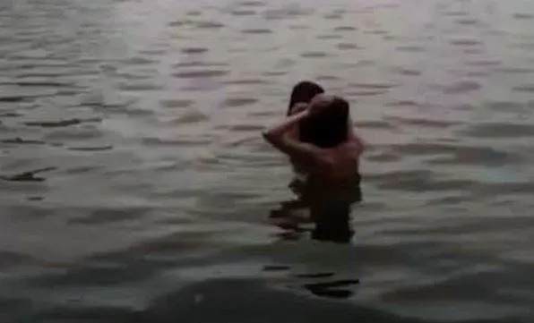 沐浴仙女現蹤！越南還劍湖驚見「2女裸浴」　警一查揭驚人真相