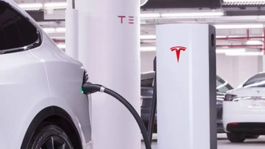 充電規格大戰白宮也服輸！美2大車廠投靠特斯拉、股價連11漲